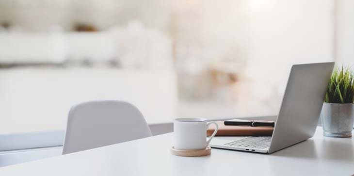 Un ordinateur sur le bureau 