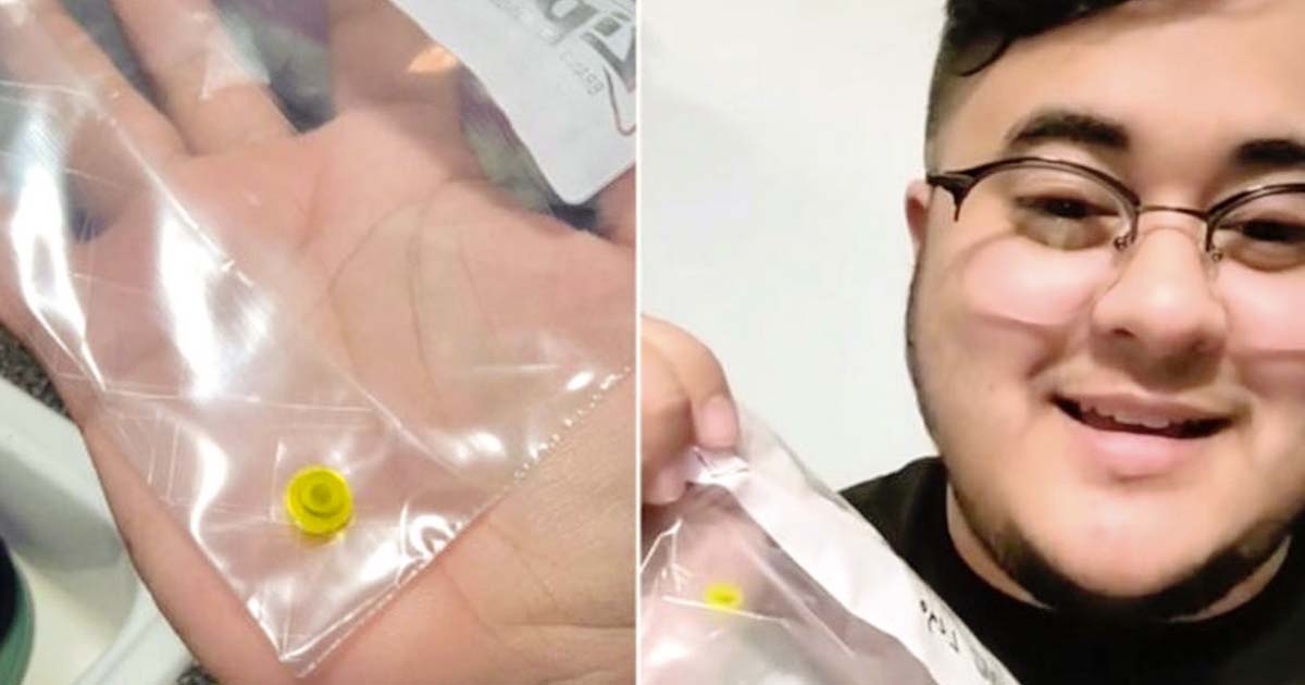 25 ans plus tard, il découvre une pièce de Lego coincée dans son nez