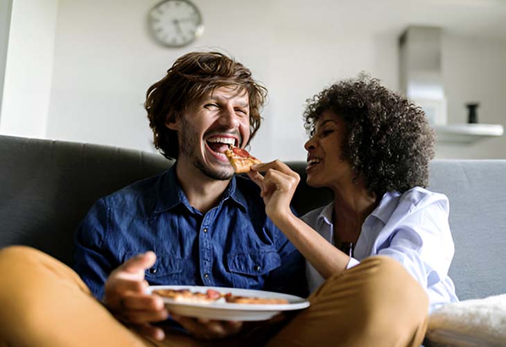 Un couple mange une pizza ensemble