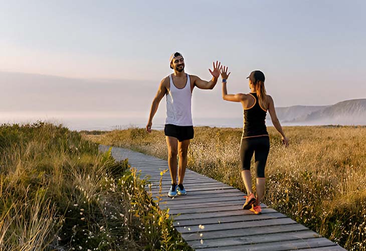 Un couple pratique du sport