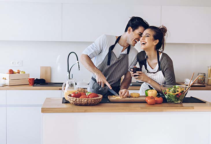 Un jeune couple dans la cuisine