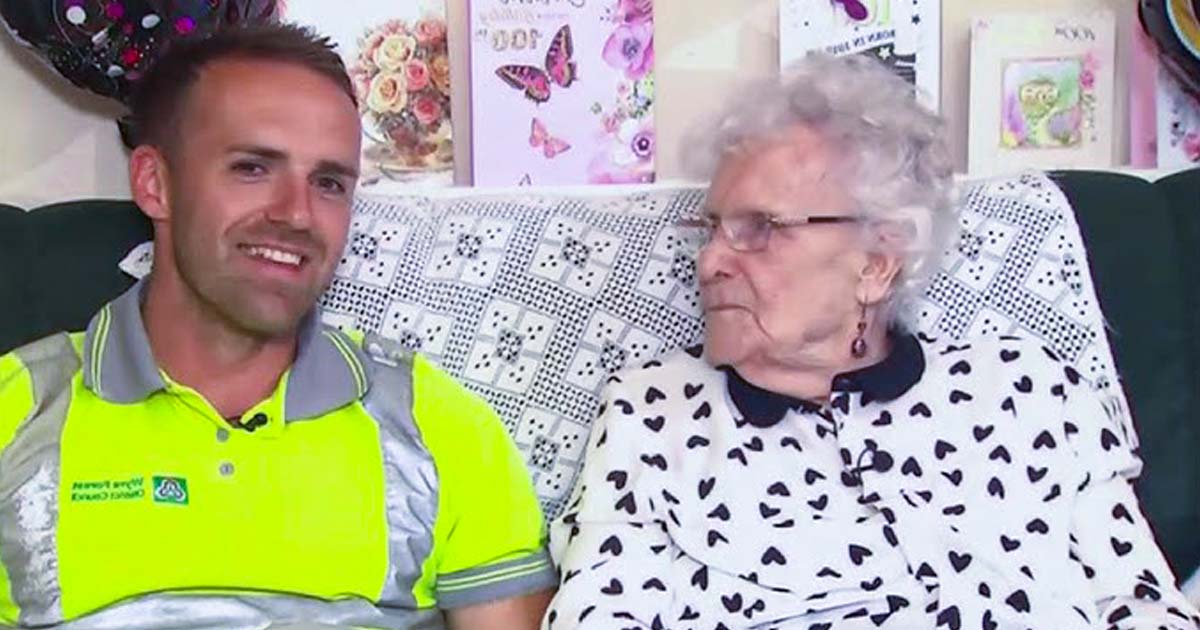 Les éboueurs offrent un gateau d'anniversaire à une femme seule qui fêtent ces 100 ans