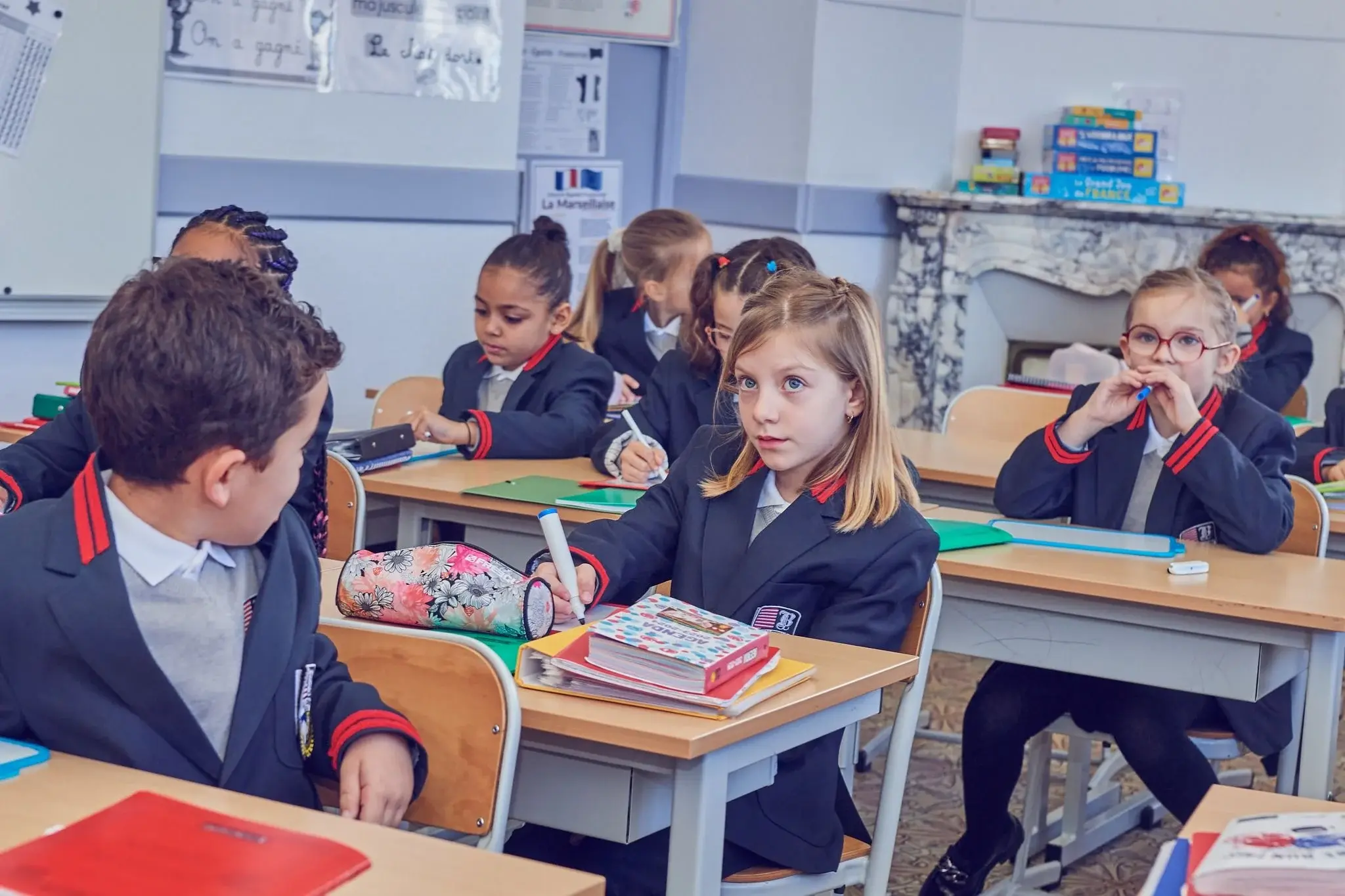 Des élèves dans la classe portant l’uniforme