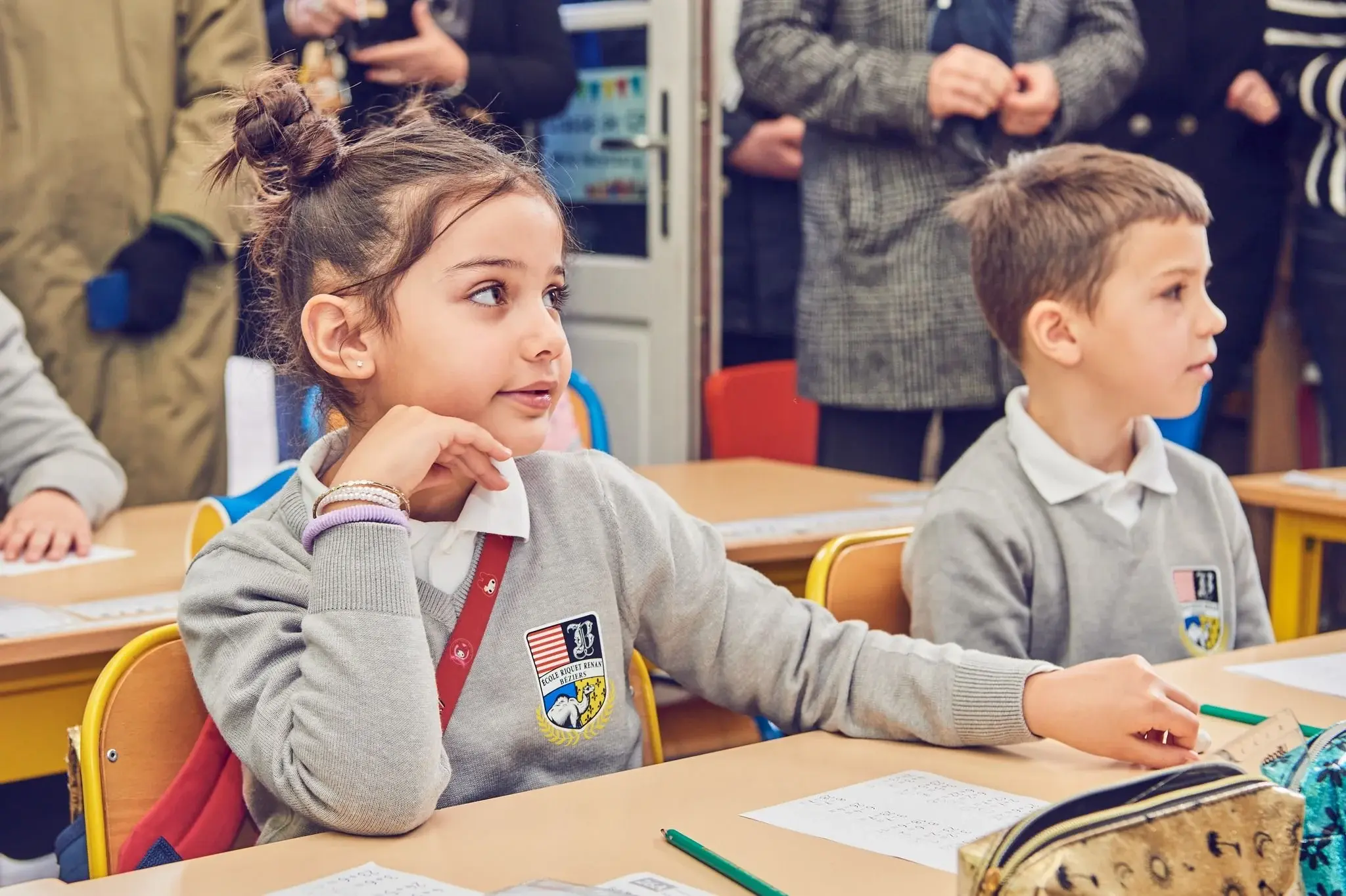 Une fille avec son camarade de classe portant l’uniforme