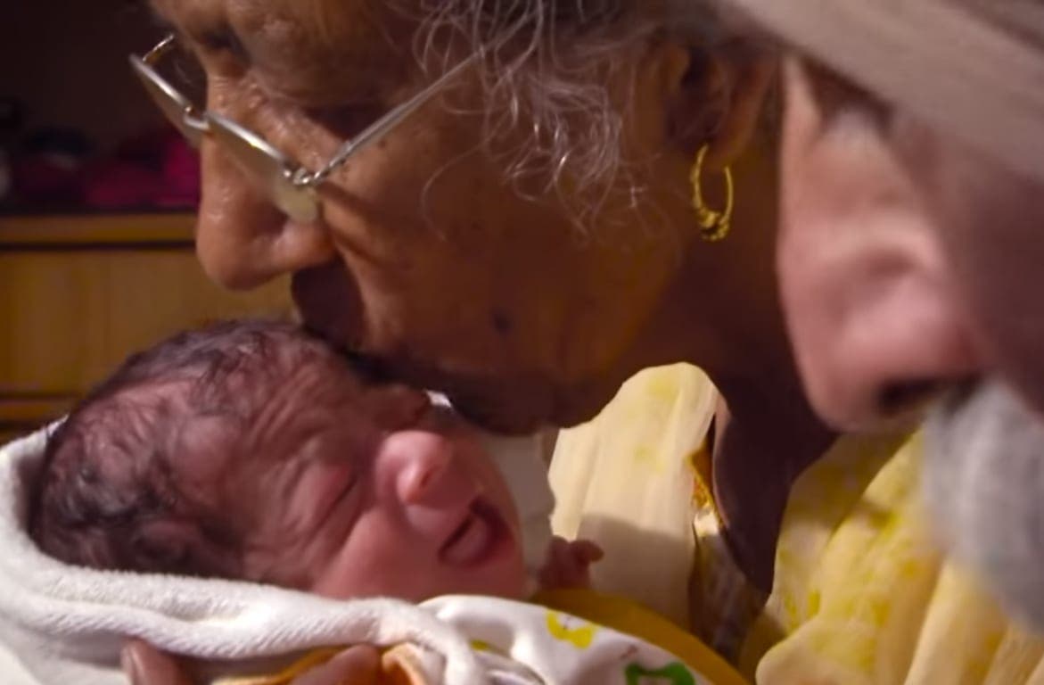 A 72 ans, elle accouche d’un magnifique bébé