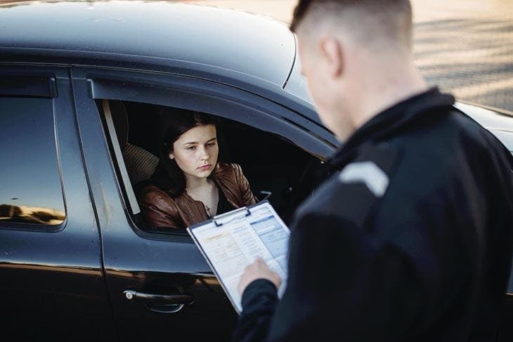 Agent en uniforme dressant une contravention