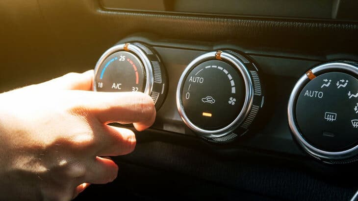 Allumer le climatiseur de la voiture 