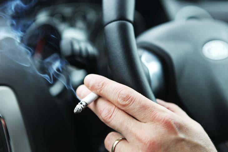 Automobiliste qui fume en conduisant