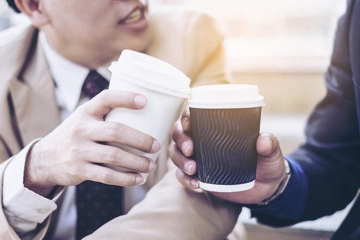 Boire du café dans un gobelet