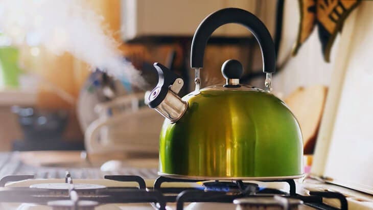 Bouilloire sur un poêle à gaz 