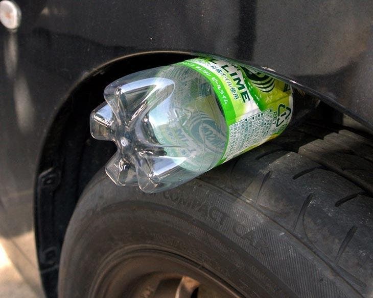 Bouteille en plastique entre le pneumatique et la roue. source : spm