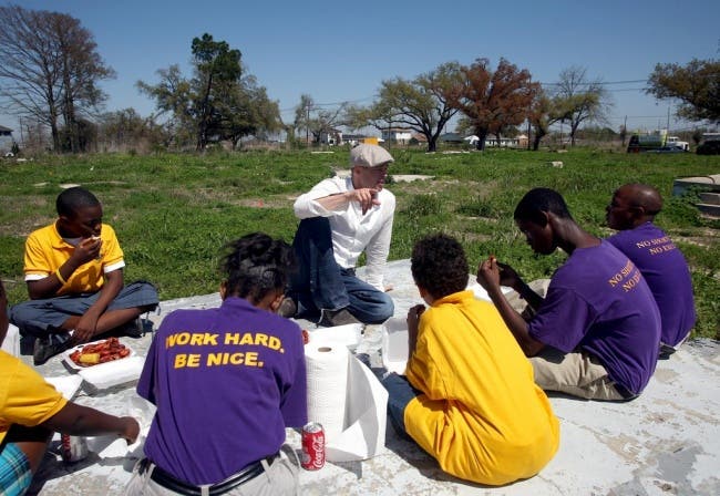 Brad Pitt a construit plus de 100 maisons pour des personnes dans le besoin