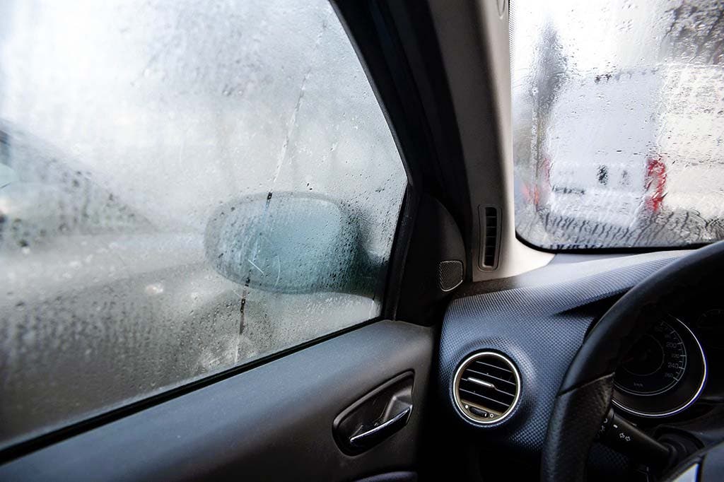 Buée sur les vitres d’une voiture