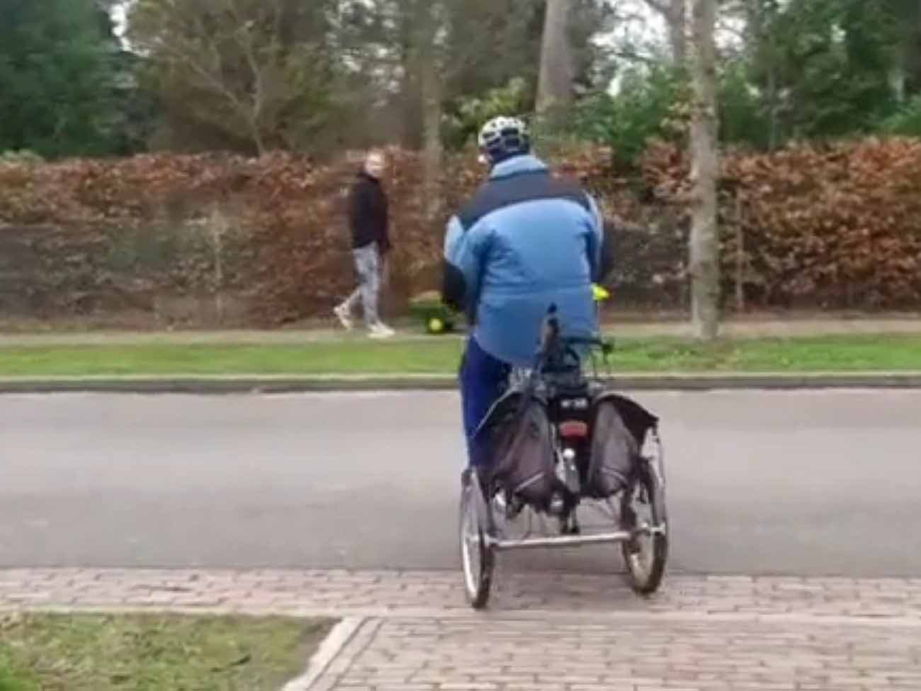 Burkhardt conduit son vélo pour se rendre à l’hospice