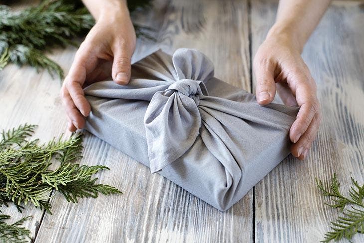 Cadeau enveloppé dans un tissu gris