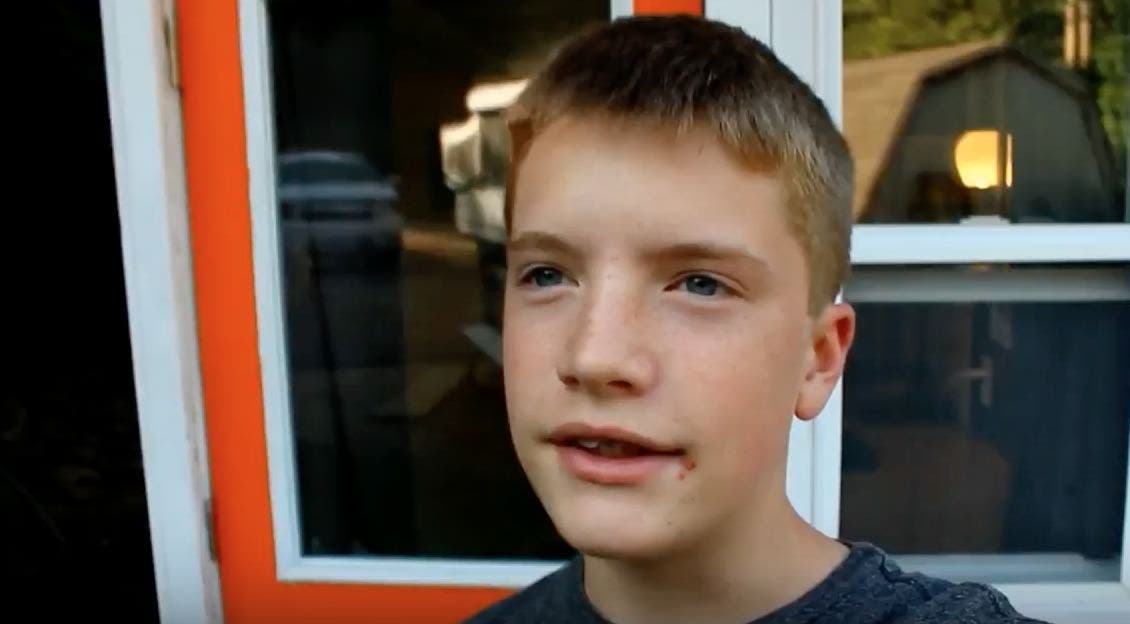 Un garçon de 13 ans construit sa propre petite maison pour 1300€. Découvrez lorsqu’il ouvre la porte et révèle le chef-d’œuvre de 9 m²