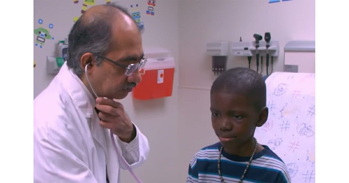 Ce garçon de 8 ans célèbre sa victoire contre le cancer du cerveau au stade 4