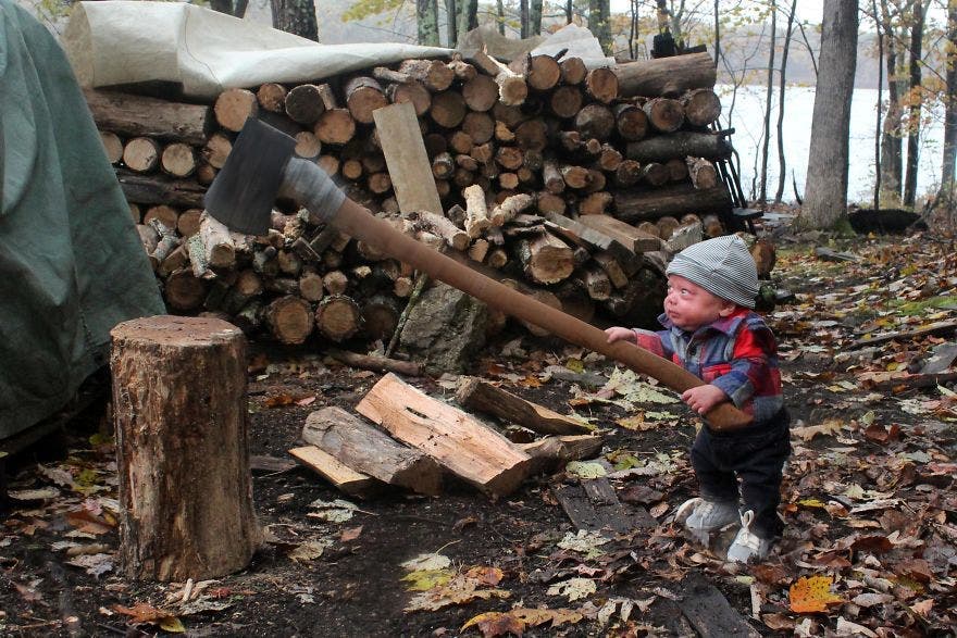 Ce papa prend son bébé en photos dans des postures très drôles