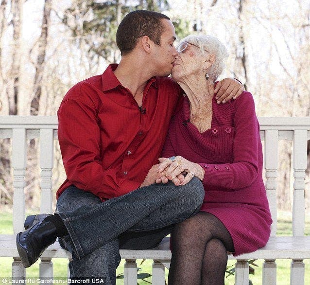 Cet homme de 31 ans est fier de présenter sa fiancée de 91 ans