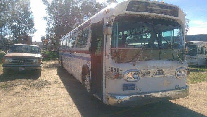 Cette femme achète un vieux bus et le rénove.