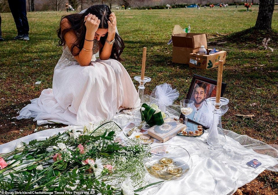 Cette femme pleure sur la tombe de son fiancé en robe de mariée