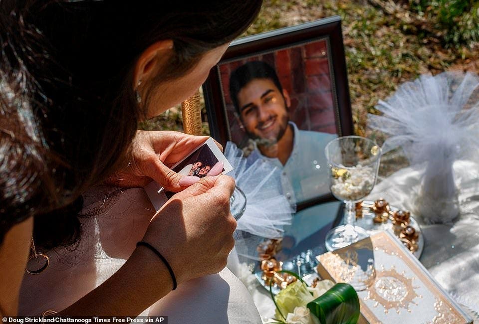 Cette femme pleure sur la tombe de son fiancé en robe de mariée