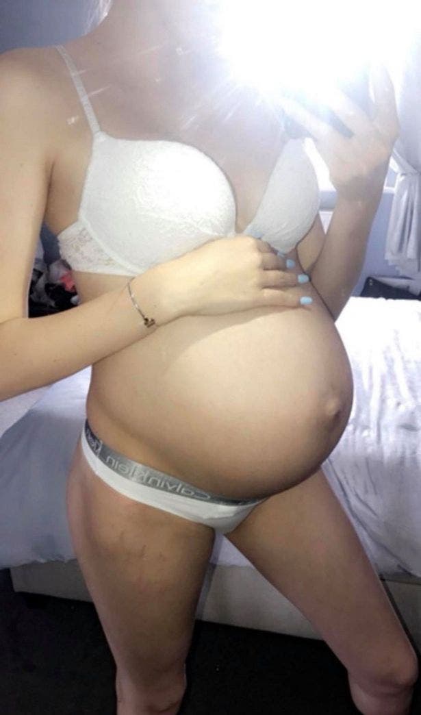 Cette jeune femme de 18 ans avec un ventre plat est choquée d'apprendre qu’elle est enceinte de 8 mois