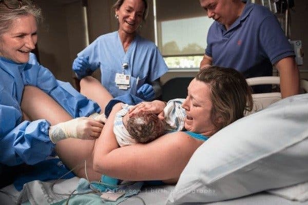 Cette mère n’arrive pas à croire ses yeux quand le médecin lui montre son bébé