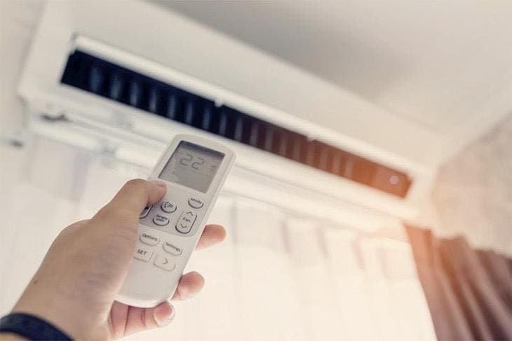 Climatiseur split avec sa télécommande