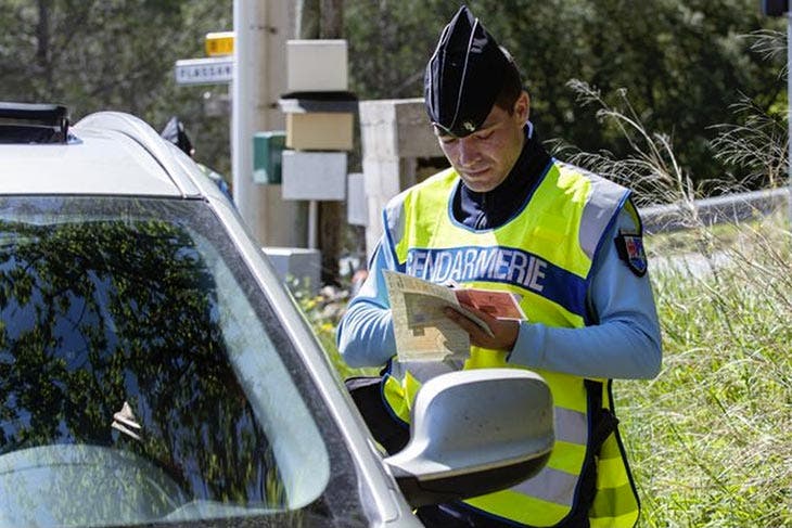 Contrôle routier effectué par un gendarme