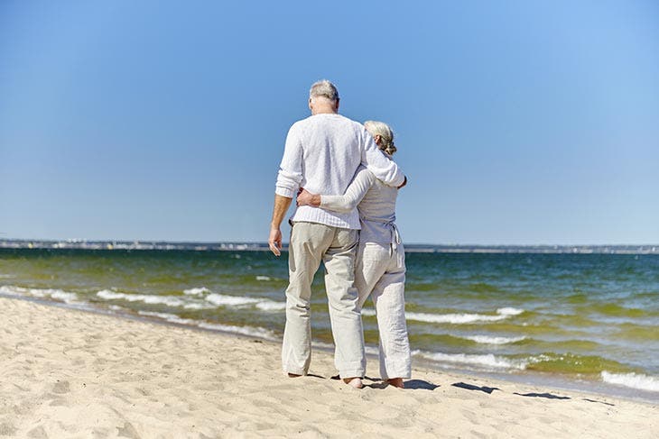 Couple se promenant en bord de plage 