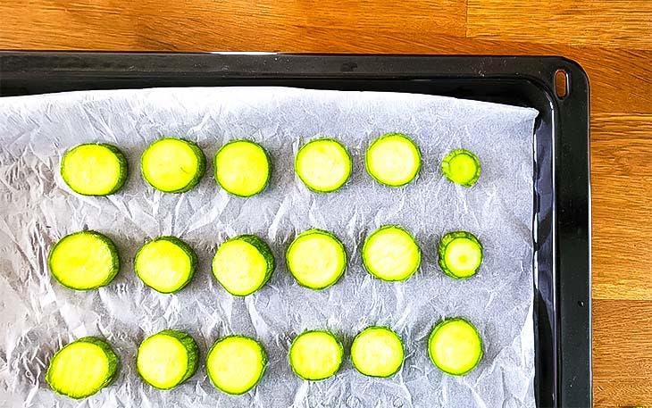 Courgettes en rondelles sur une plaque de cuisson