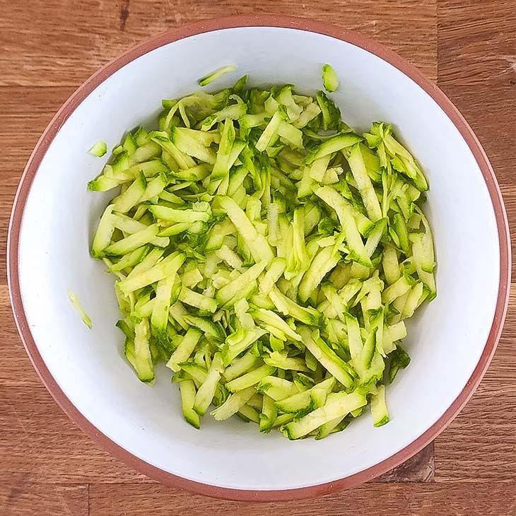 Courgettes râpées dans un récipient profond