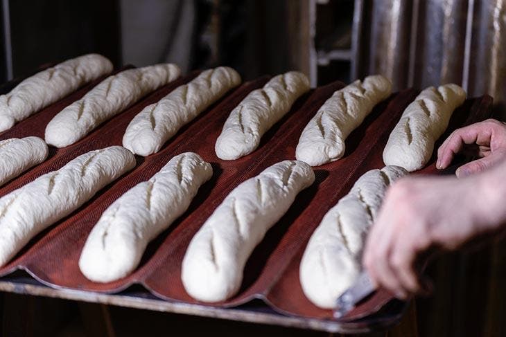 Cuire des pâtons dans le four