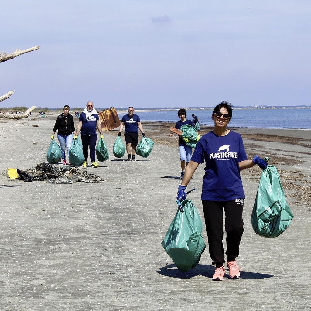 Des personnes de l’association ramassent les déchets