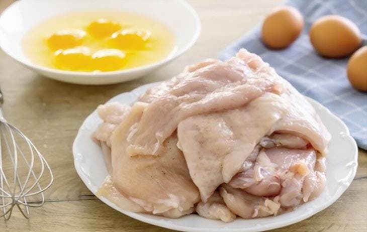 Des poitrines de poulet crus - spm