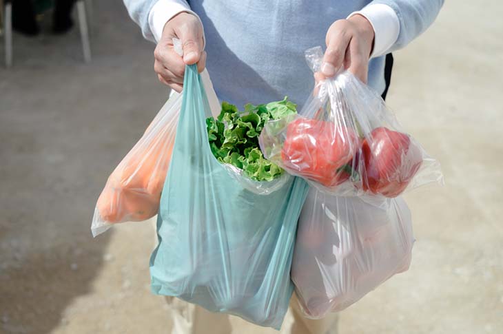 Des sacs en plastique