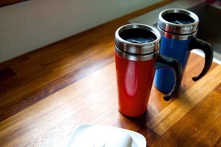 Des thermos de différentes couleurs 