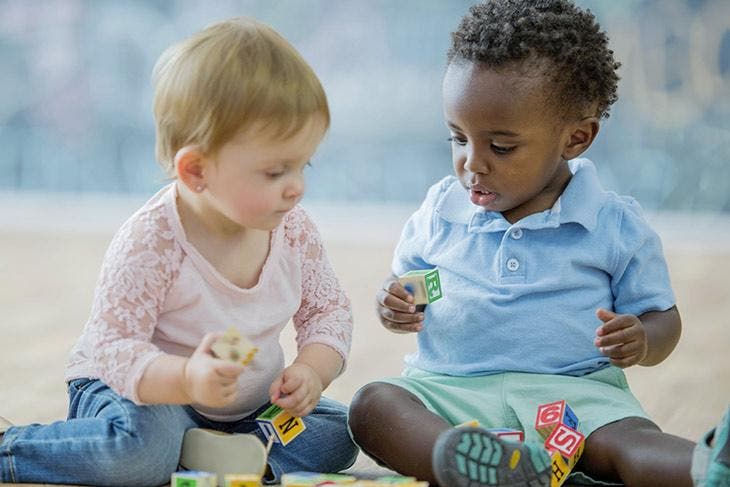 Deux bébés qui jouent