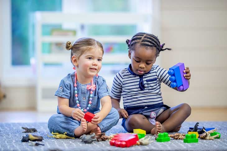 Deux bébés qui jouent