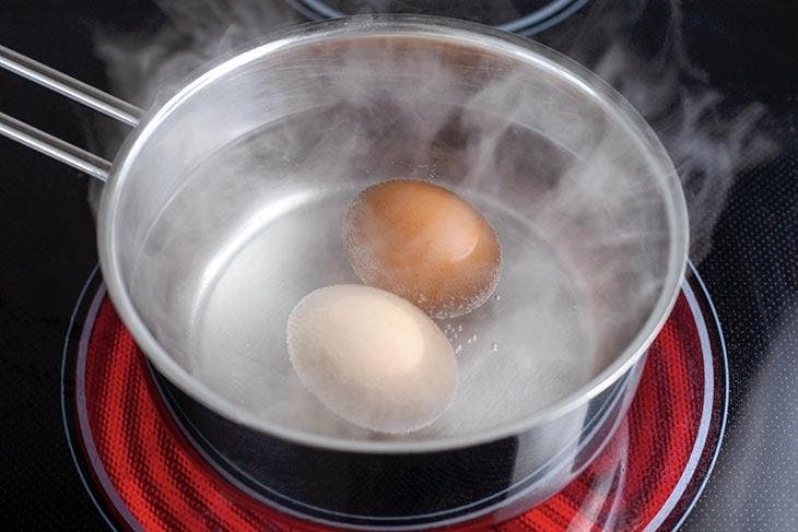 Deux œufs dans une casserole d'eau bouillante