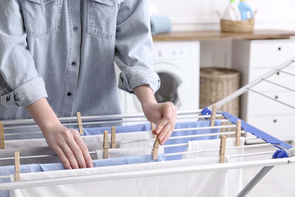 Disposer le linge sur un étendoir