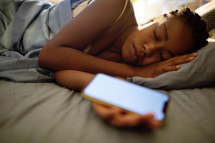 Dormir avec son téléphone à la main 