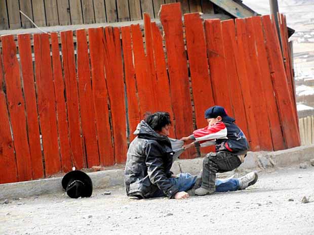 Un père alcoolique et son enfant qui essaie de le bouger