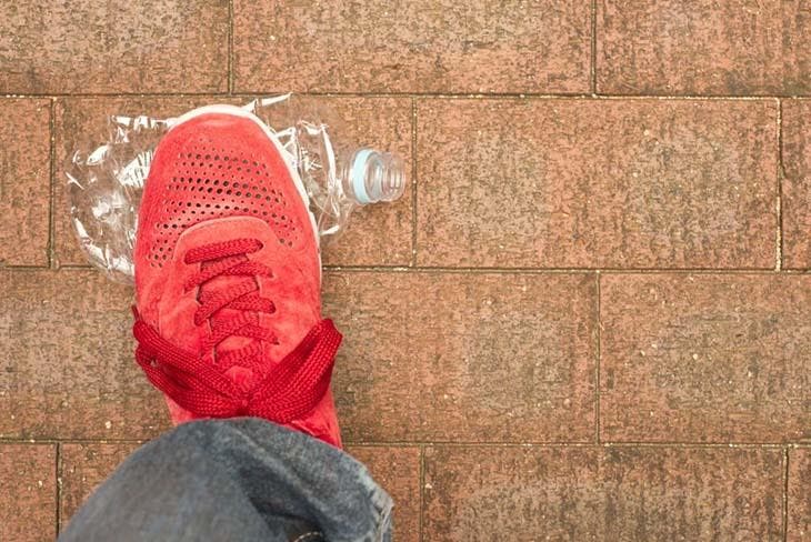 Écraser une bouteille en plastique. source : spm