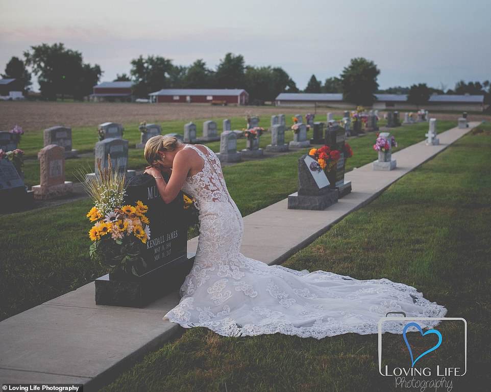 porte sa robe de mariée sur la tombe de son fiancé