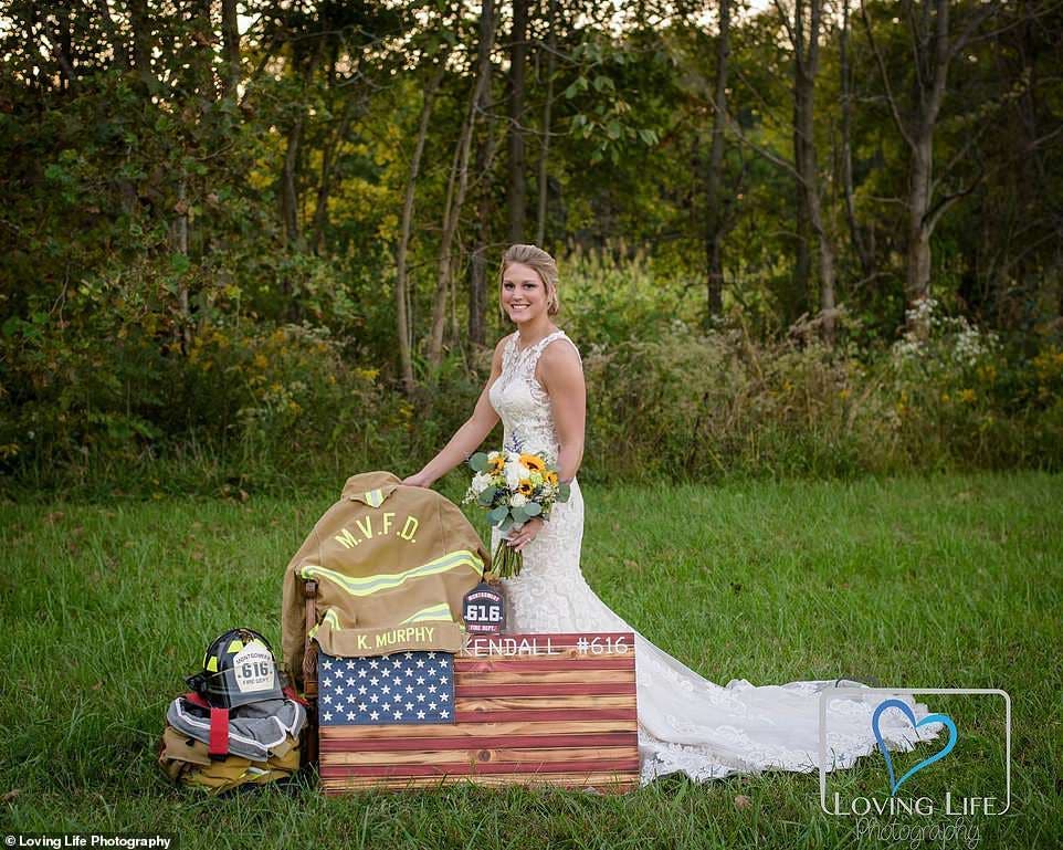 porte sa robe de mariée sur la tombe de son fiancé