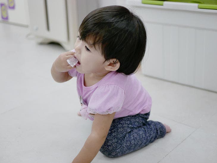 Enfant avec un objet dans la bouche