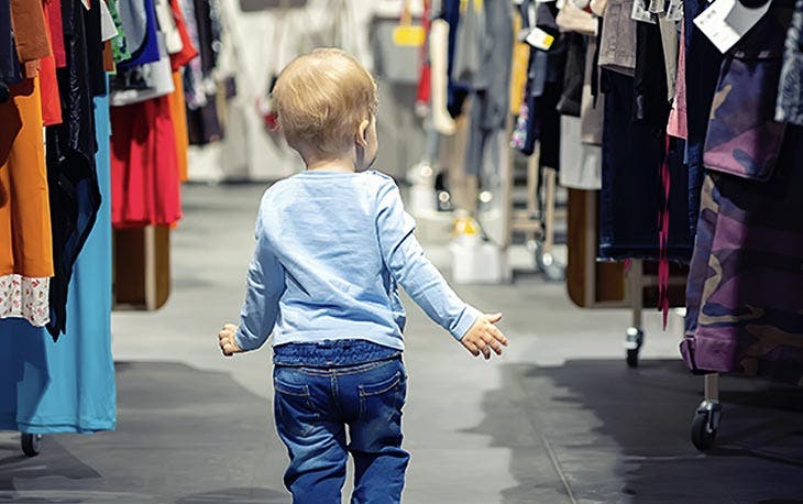 Enfant dans un supermarché 