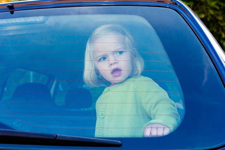 Enfant laissée à l’intérieur de la voiture 